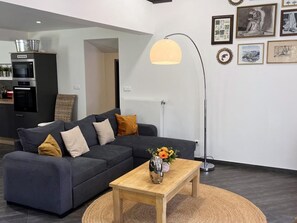 TV - Spacious and modern cottage with terrace in the heart of nature (Saint-Appolinard)