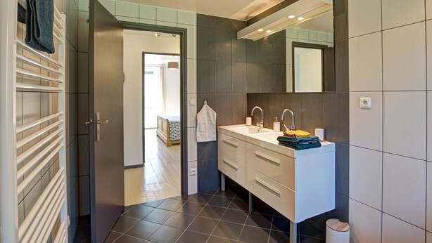 A modern bathroom with a double sink, a large mirror, and a towel rack. - Spacious and modern cottage with terrace in the heart of nature (Saint-Appolinard)