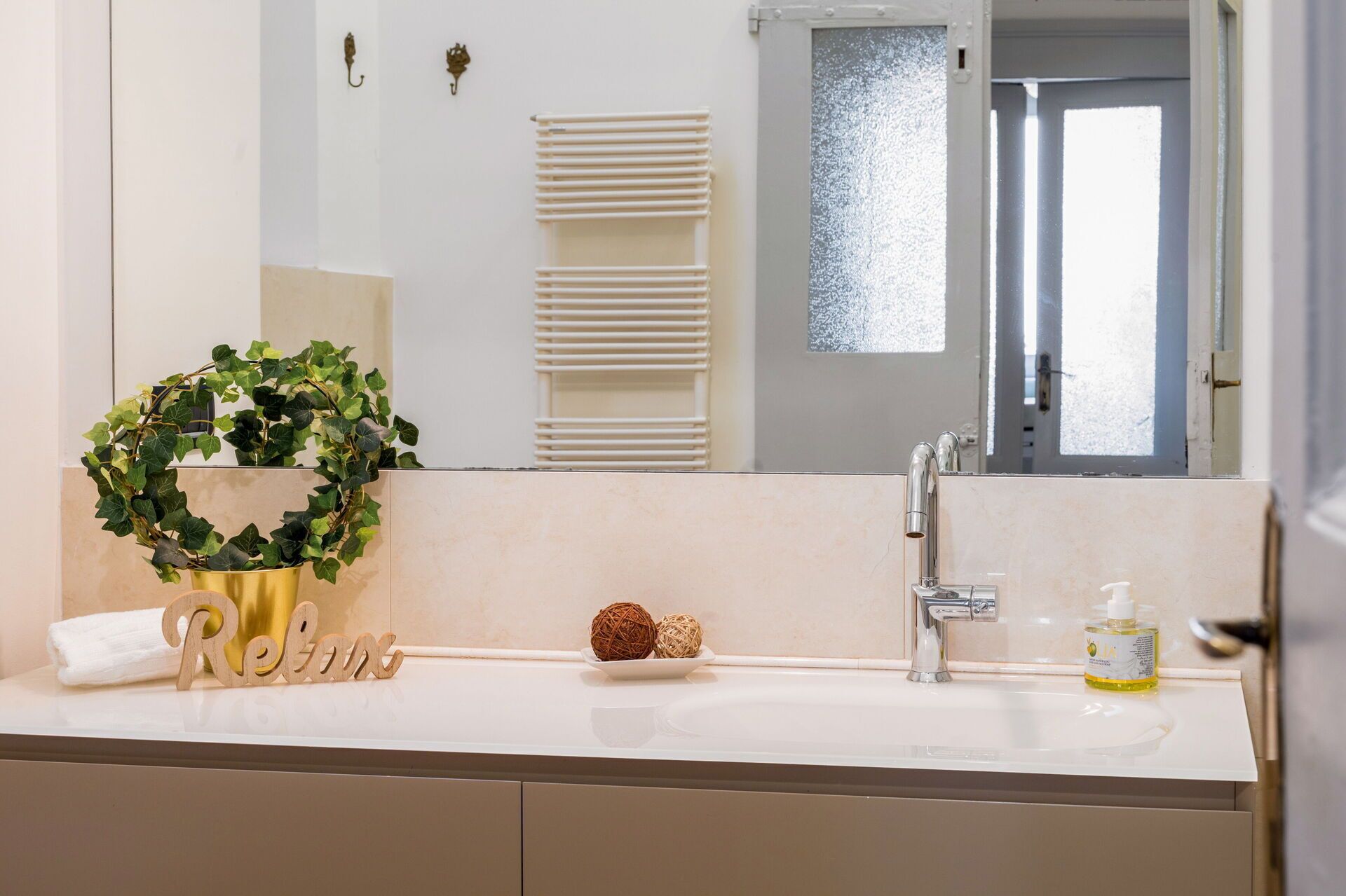 Interior Design, Wand, Spiegel, Armatur, Bad Sink, Badezimmer, Sinken, Flooring, Zapfhahn, Badezimmerschrank