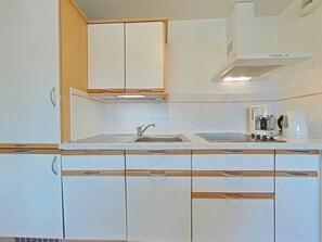 Fridge, microwave, stovetop, dishwasher - T3 Apartment with Mezzanine, Air Conditioning, Near Beach (La Londe-les-Maures)