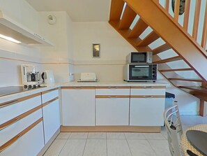 Kühlschrank, Mikrowelle, Herdplatte, Geschirrspüler