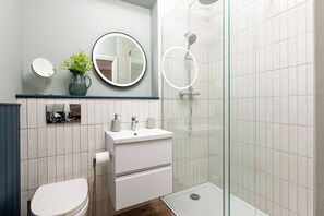 Dusche, Haartrockner, Bidet, Handtücher