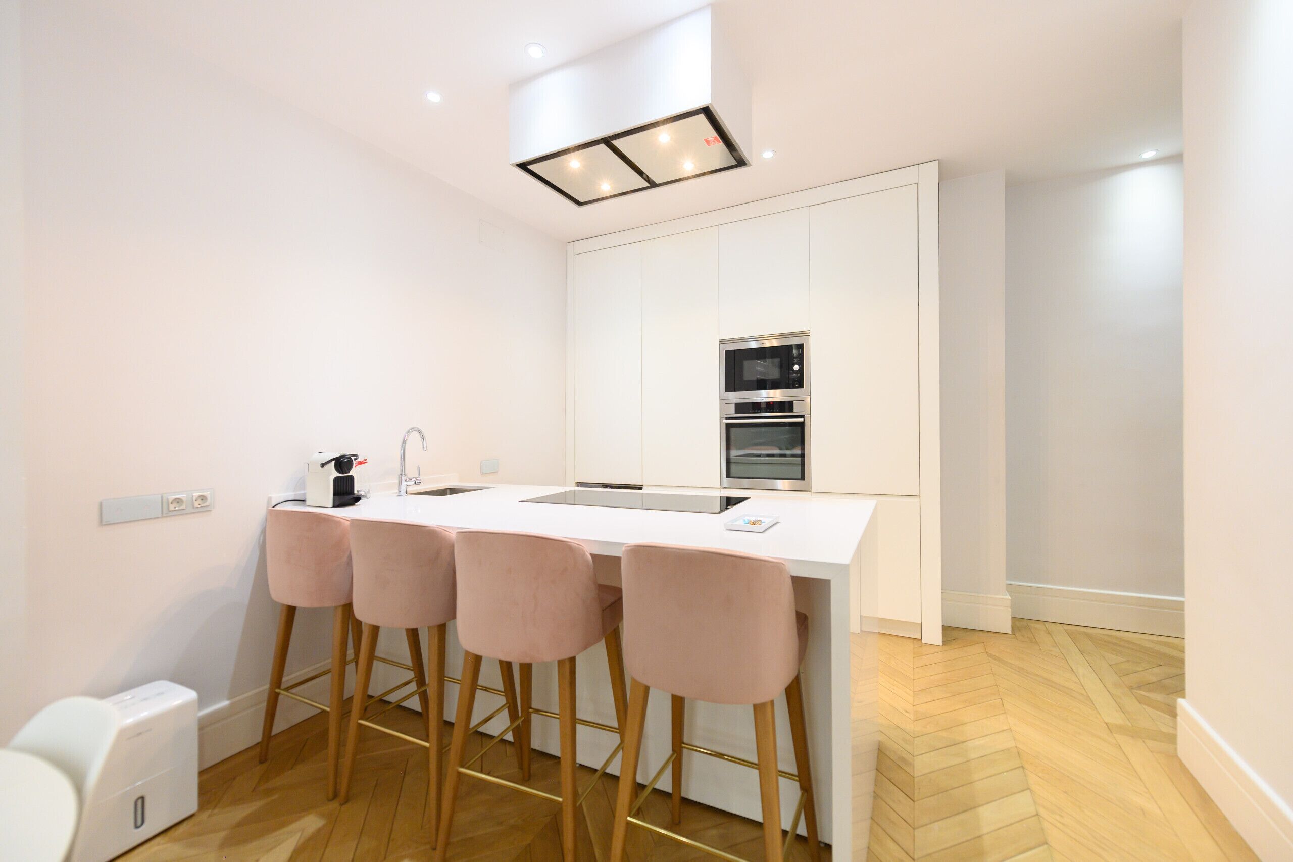 Een koelkast, een magnetron, een vaatwasser