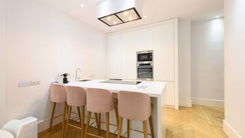 Een koelkast, een magnetron, een vaatwasser