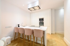 Jääkaappi, mikroaaltouuni, astianpesukone, kahvin-/teenkeitin