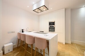 Réfrigérateur, micro-ondes, lave-vaisselle, cafetière/bouilloire