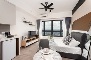 Estudi superior, 1 llit de matrimoni, cuina, vistes a la ciutat | Escriptori, espai de treball apte per a portàtils i wifi gratuïta 