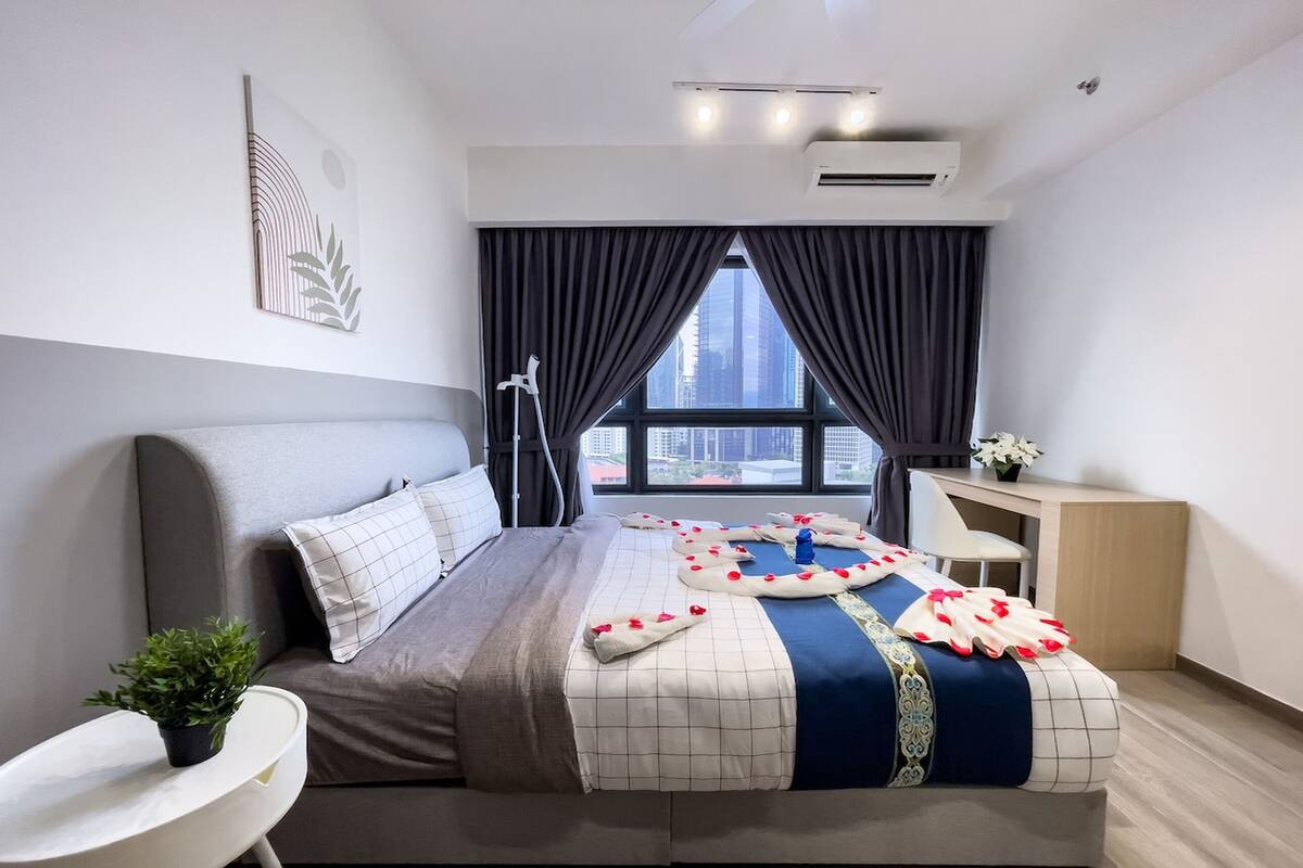 Superior Apartment, 3 Bedrooms, Balcony, City View | Desk, free WiFi