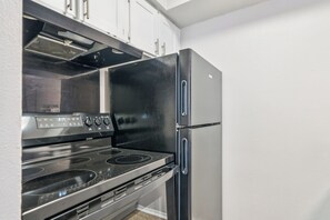 Jääkaappi, mikroaaltouuni, uuni, liesi