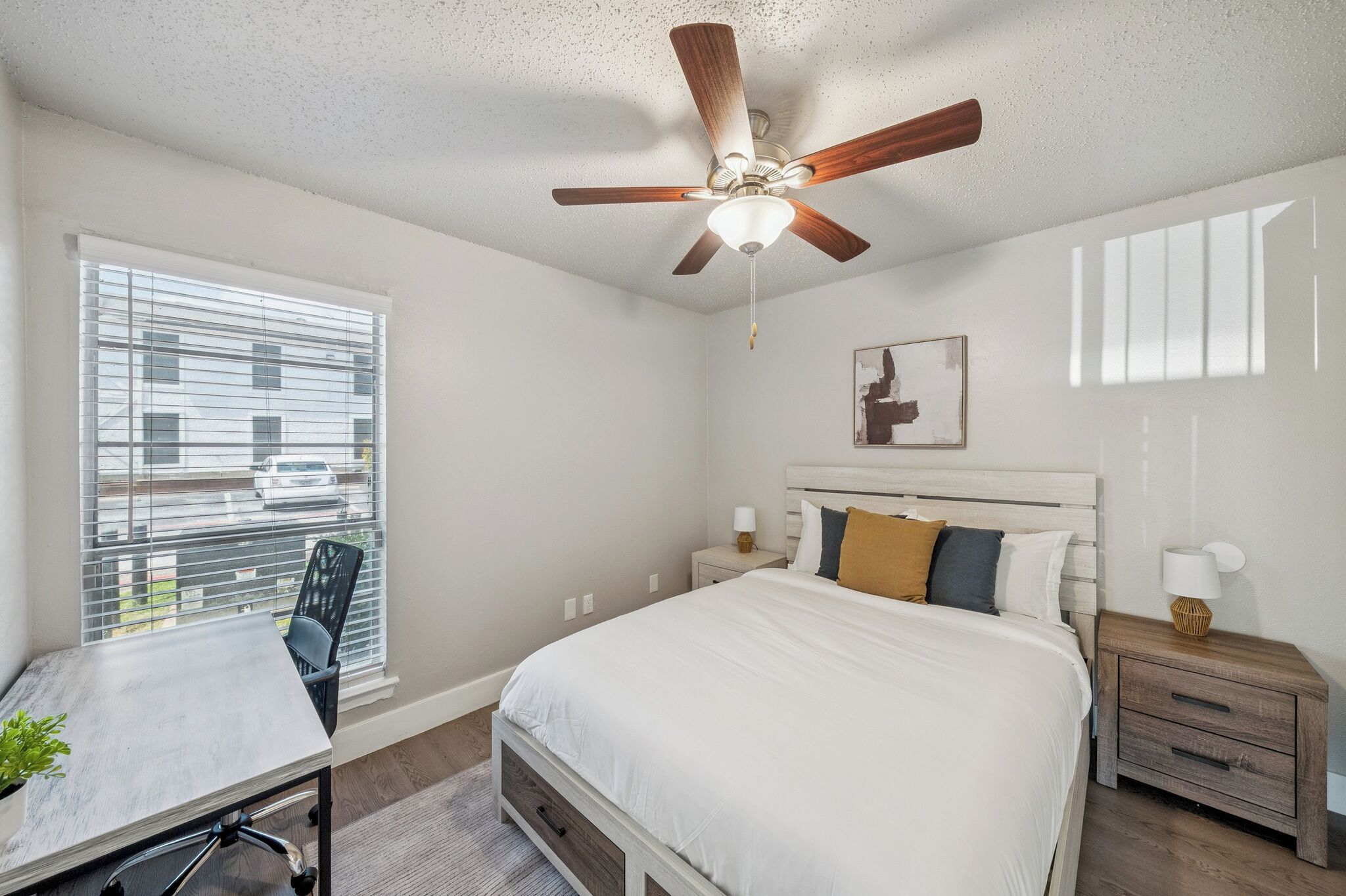 1 habitación, tabla de planchar con plancha y cuna de viaje 