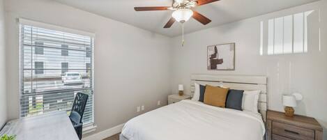 1 habitación, tabla de planchar con plancha y cuna de viaje