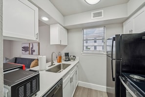 Kjøleskap, mikrobølgeovn, ovn og kokeplater