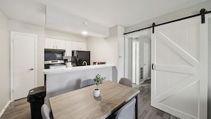 Dining - The Charlie 8105 I Spacious and Comfy 1 Bed 1 Bath (Dallas)
