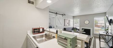 Réfrigérateur, micro-ondes, four, plaque de cuisson