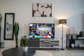 Studio Supérieur, 1 grand lit, cuisine, vue ville | Coin séjour | Télévision de 35 pouces avec chaînes par câble