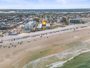 On the beach - Cozy Ground-Floor Condo | Walk to Beach, Pool & Flagler Dining (New Smyrna Beach)