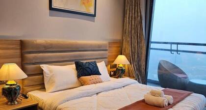 Charming 1-bedroom city and river view apartment in pleasant Noida with WiFi, AC