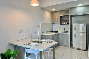 Superior Studio, 1 Queen Bed, Balcony, City View | In-room dining