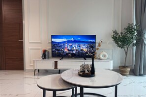 Superior-Apartment, 3 Schlafzimmer, Balkon, Stadtblick | Wohnbereich | 35-Zoll-Fernseher mit Kabelempfang, Arbeitsbereiche