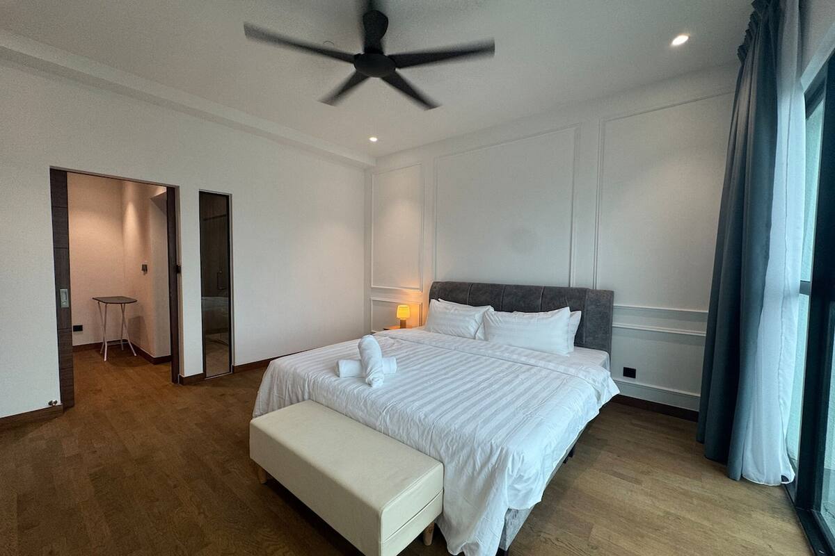 Superior appartement, 3 slaapkamers, balkon, uitzicht op stad | Een minibar, een bureau, gratis wifi