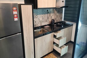 Superior studio, 1 queensize bed, balkon, uitzicht op stad | Kamervoorziening