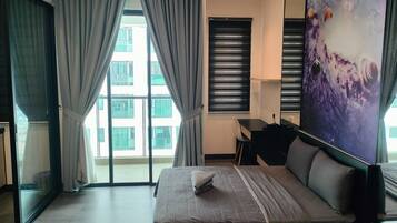 Estudio superior, 1 cama de matrimonio, balcón, vistas a la ciudad | Escritorio y wifi gratis