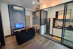 Superior Studio, 1 Queen Bed, Balcony, City View | Living area