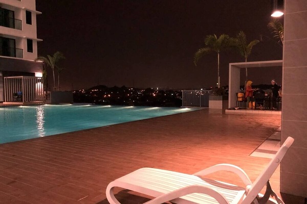 Kolam renang tertutup/terbuka