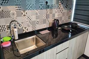 Studio Supérieur, 1 grand lit, balcon, vue ville | Cuisine privée