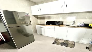 Apartamento superior, 3 habitaciones, balcón, vistas a la ciudad | Cocina privada | Frigorífico