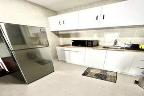 Superior Apartment, 3 Bedrooms, Balcony, City View | Private kitchen