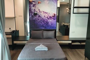 Superior Studio, 1 Queen Bed, Balcony, City View