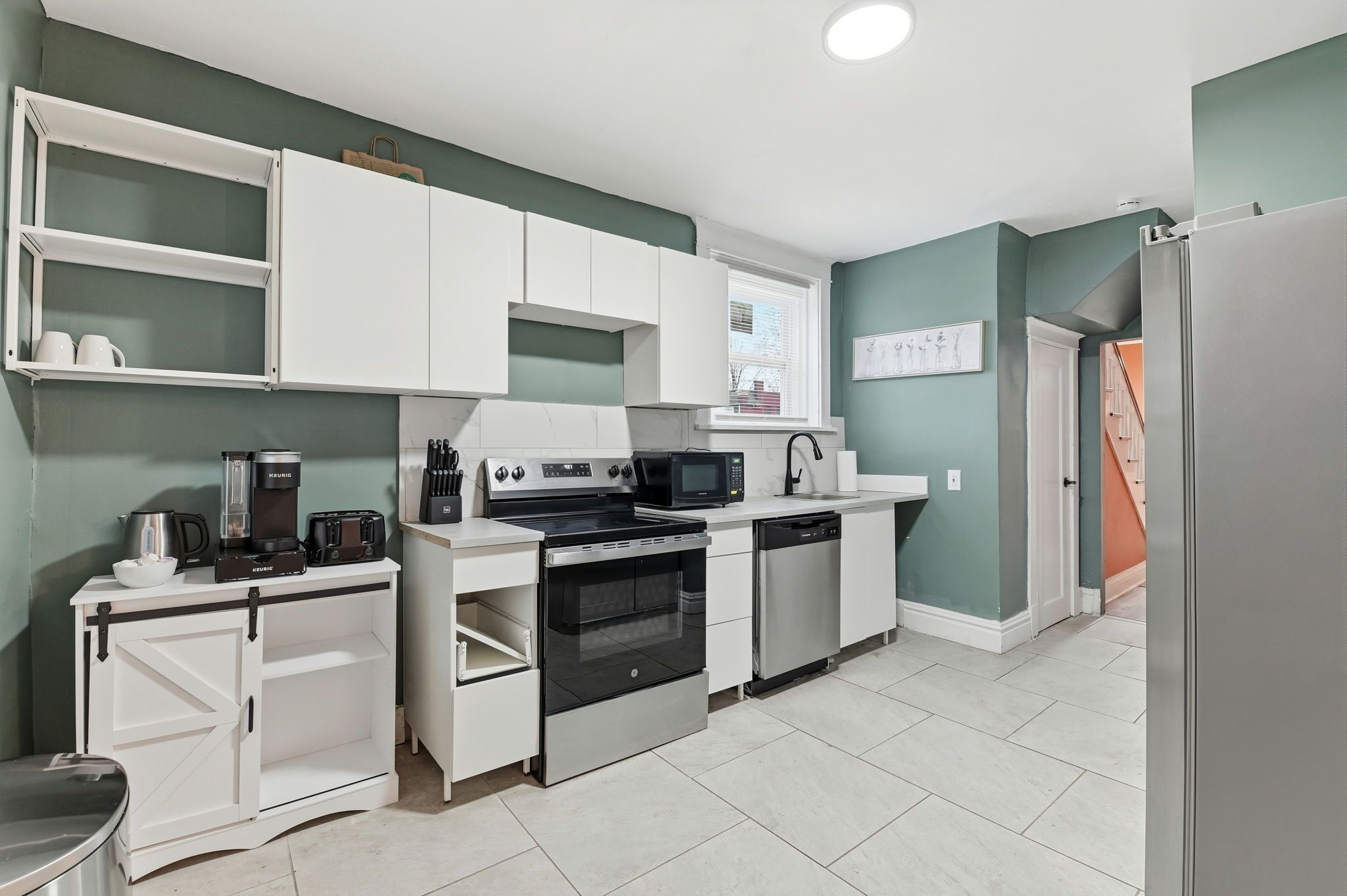 Microondas, horno, placa de cocina y lavavajillas