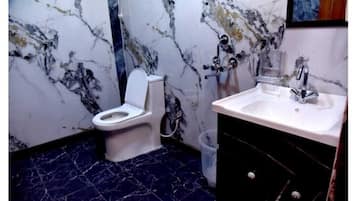 Ducha, toallas, jabón, papel higiénico
