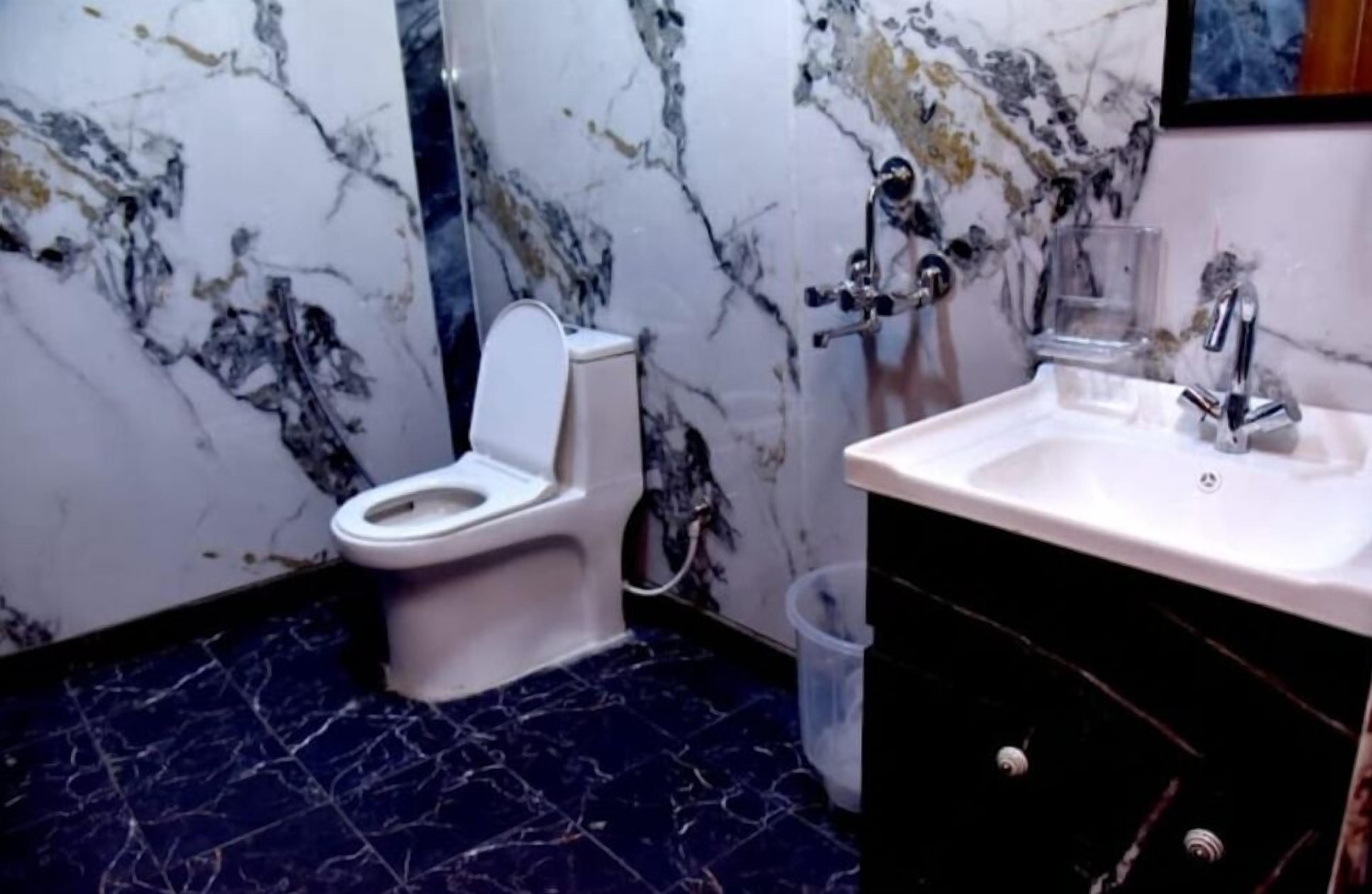 Douche, serviettes fournies, savon, papier toilette