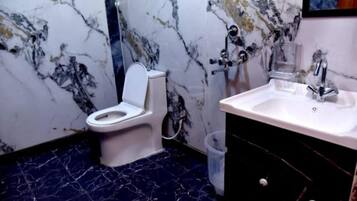 Dusche, Handtücher, Seife, Toilettenpapier