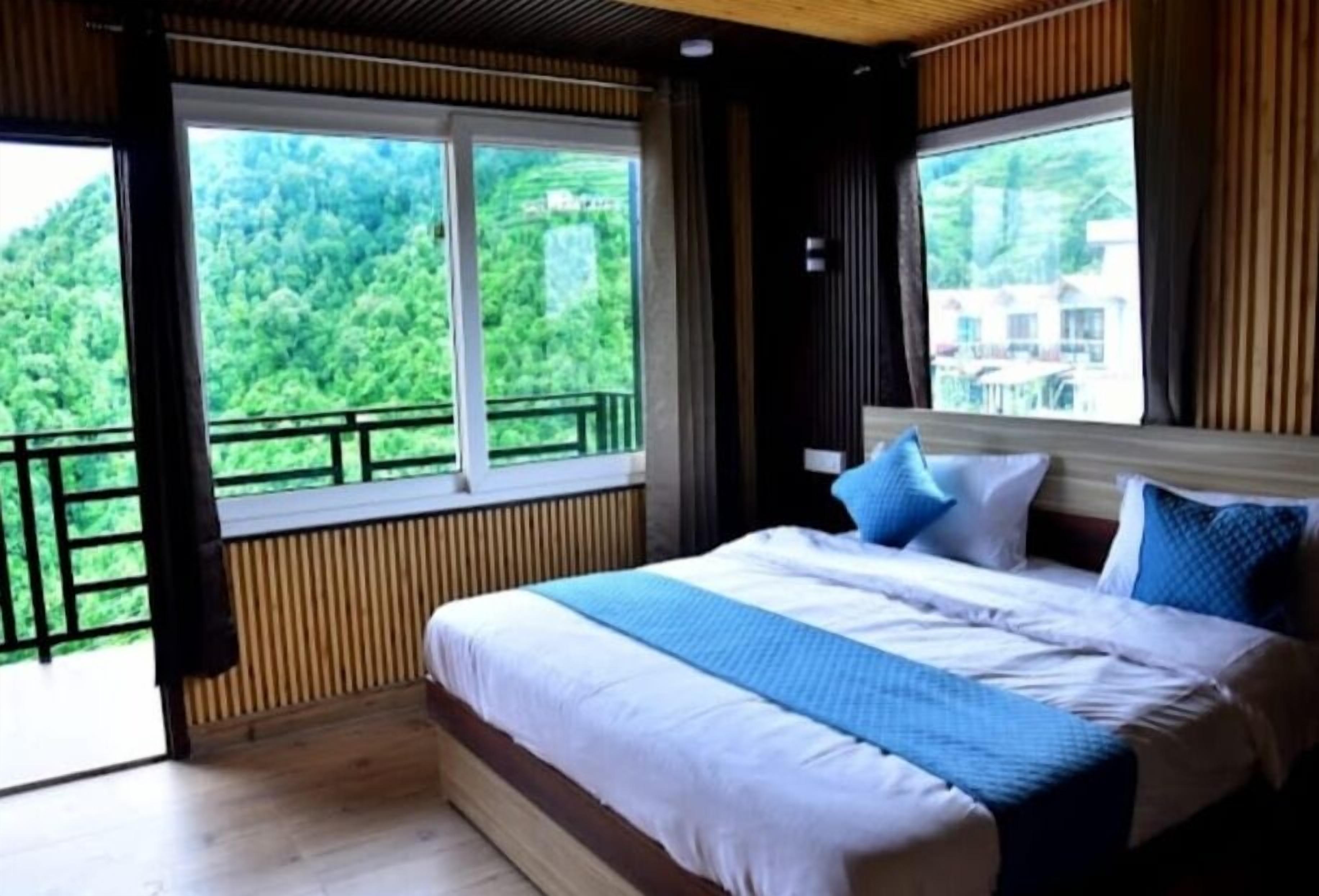 Desk, laptop workspace, free WiFi