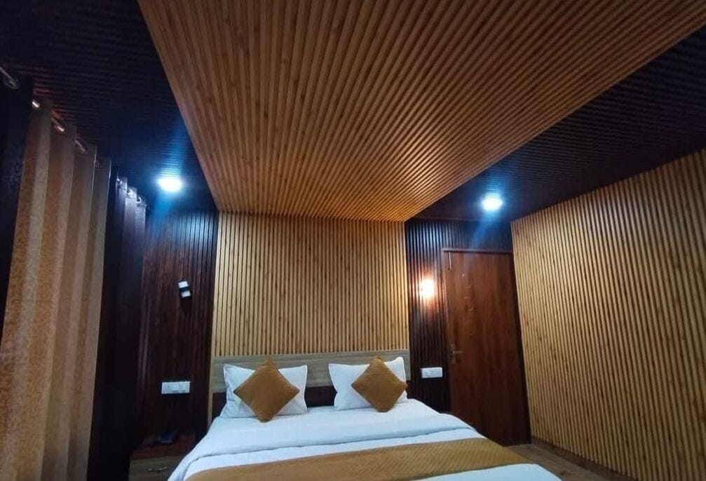 Desk, laptop workspace, free WiFi