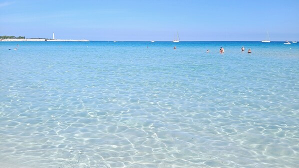 På stranden