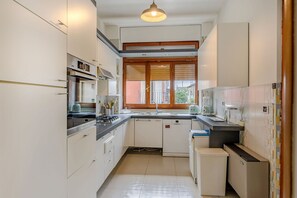Réfrigérateur, four, plaque de cuisson, lave-vaisselle