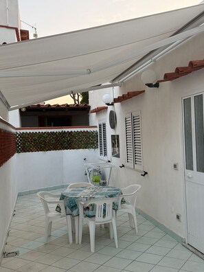 Outdoor dining - Perla Bianca Holiday Home Ischia, Forio, nei pressi dei giardini Poseidon (Forio, Ischia (Na))