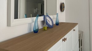 A bathroom with a white vanity, a mirror, and a wooden countertop. - Perla Bianca Holiday Home Ischia, Forio, nei pressi dei giardini Poseidon (Forio, Ischia (Na))