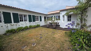 Outdoor dining - The house at the end of the cul-de-sac (Ars-en-Ré)
