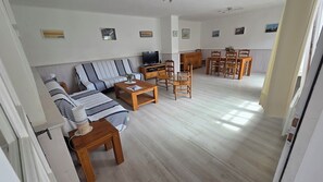 Fernseher, DVD-Player, Bücher