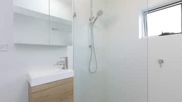 Regadera, toallas, jabón, shampoo