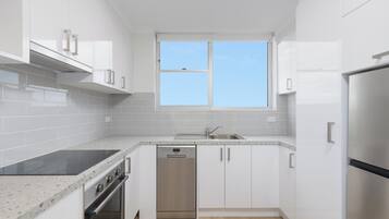 Kylskåp, ugn, spishäll och diskmaskin