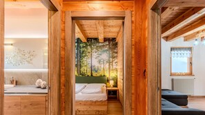 Un intérieur en bois comprenant un lit, une table de chevet et un canapé.