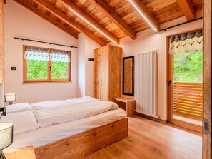 4 bedrooms, travel cot, free WiFi