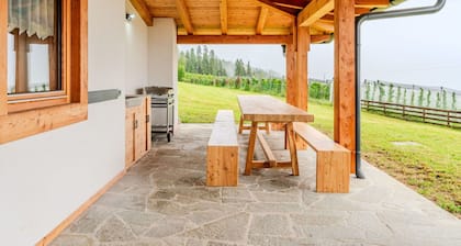Gemütliche Wohnung in einem Ferienhaus mit W-LAN, TV, Innenhof, Panoramablick und Parkplatz