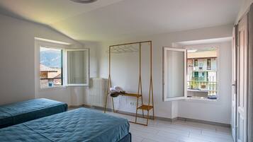 3 chambres, fer et planche Ă repasser